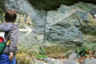 Kam vlakem z Prahy: Posázavská stezka, klobása a pivo od trampů - Médium.cz